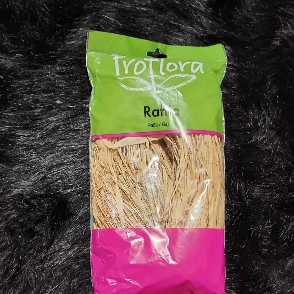 TrofFlora Natural Raffia. NEW 1.8 L. 115 cu in